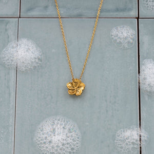 Hibiscus Necklace i forgylt stål