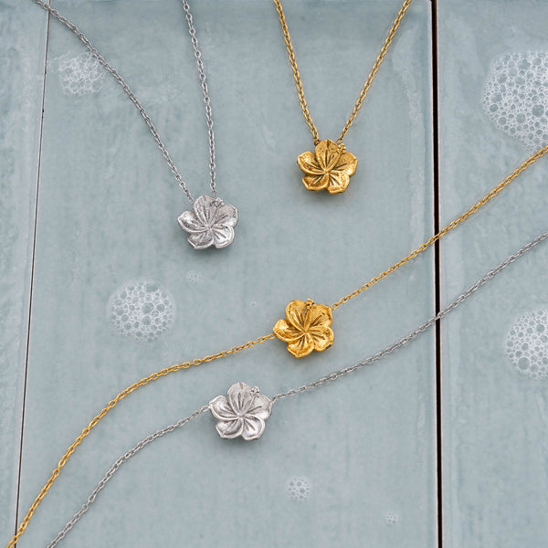 Hibiscus Necklace i forgylt stål